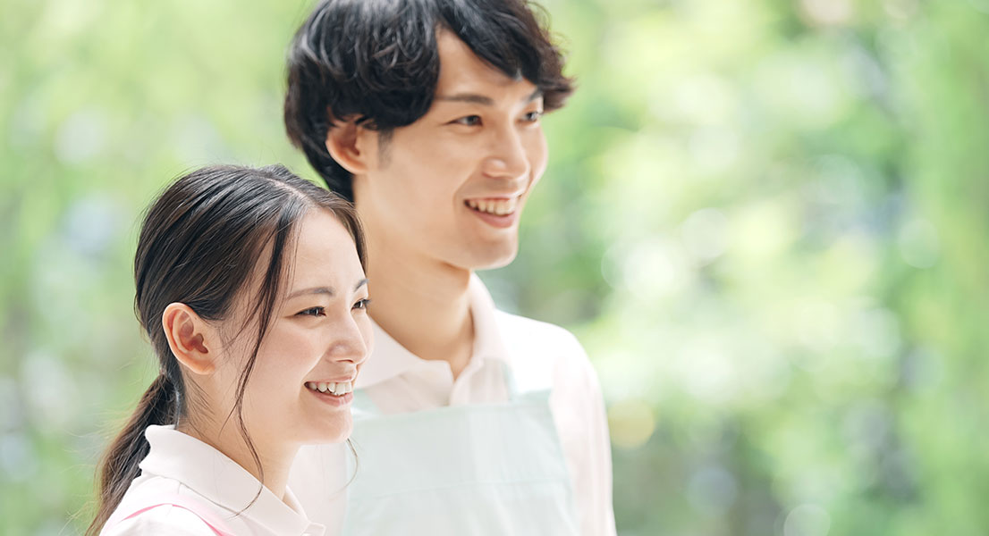 笑顔で話す若いスタッフのイメージ