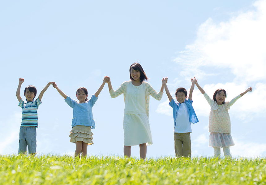 手をつなぐ子どもたち